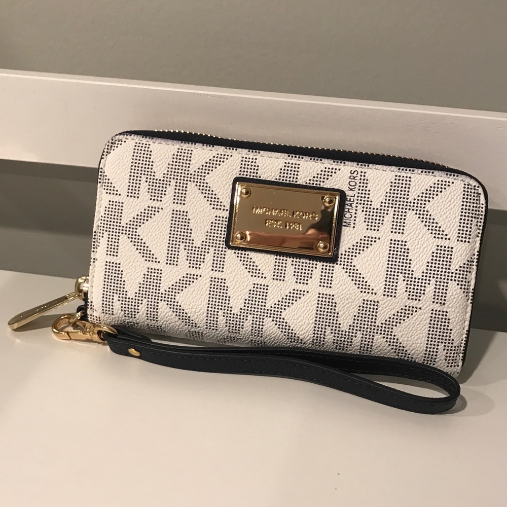 Michael Kors Jet Set Zip around logo wallet